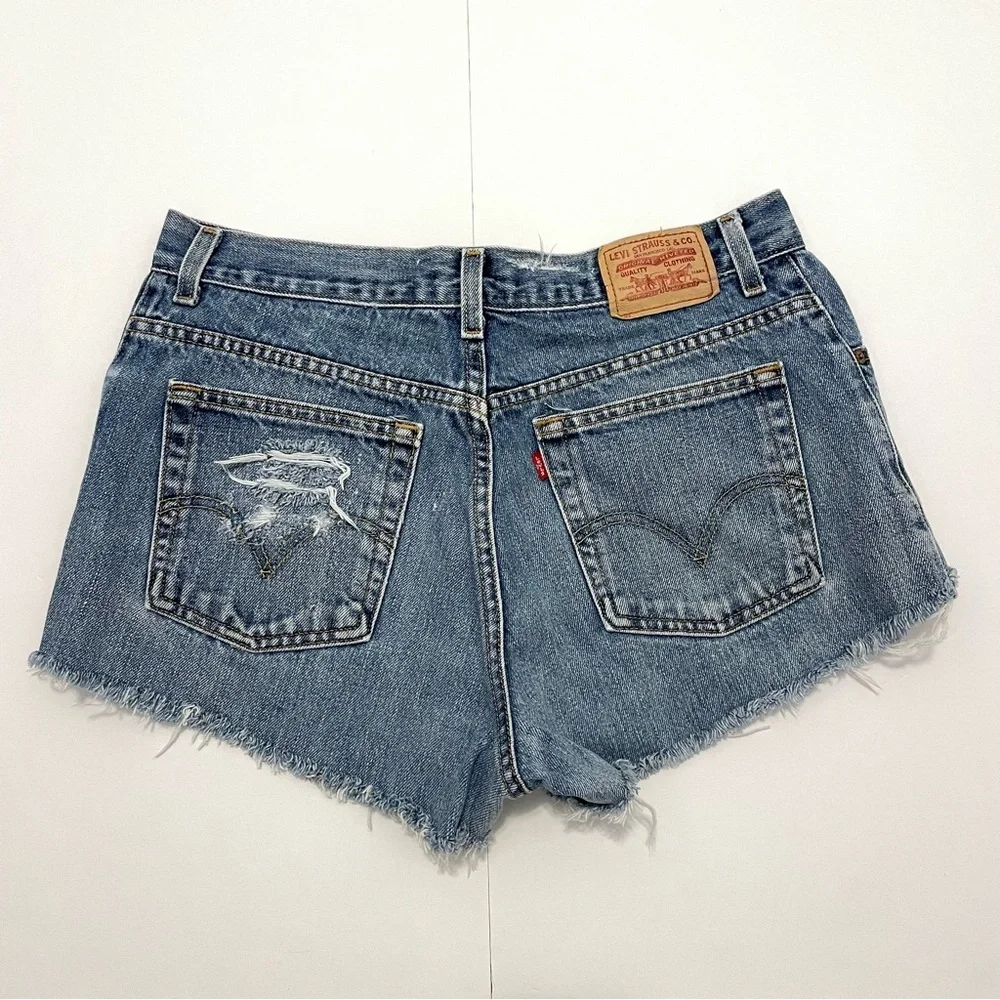 Levi’s Women’s 550 Relaxed Distressed Denim Shorts Size 14